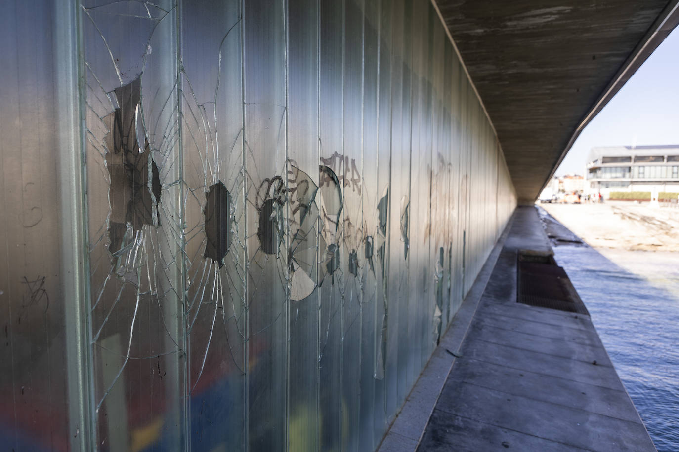 Fotos: Los desperfectos en la pasarela y los grafitis salpican la Duna de Zaera