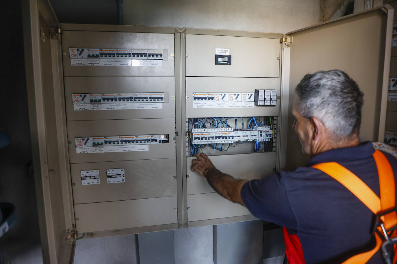 Un operario comprueba los cuadros de luces del estadio. 