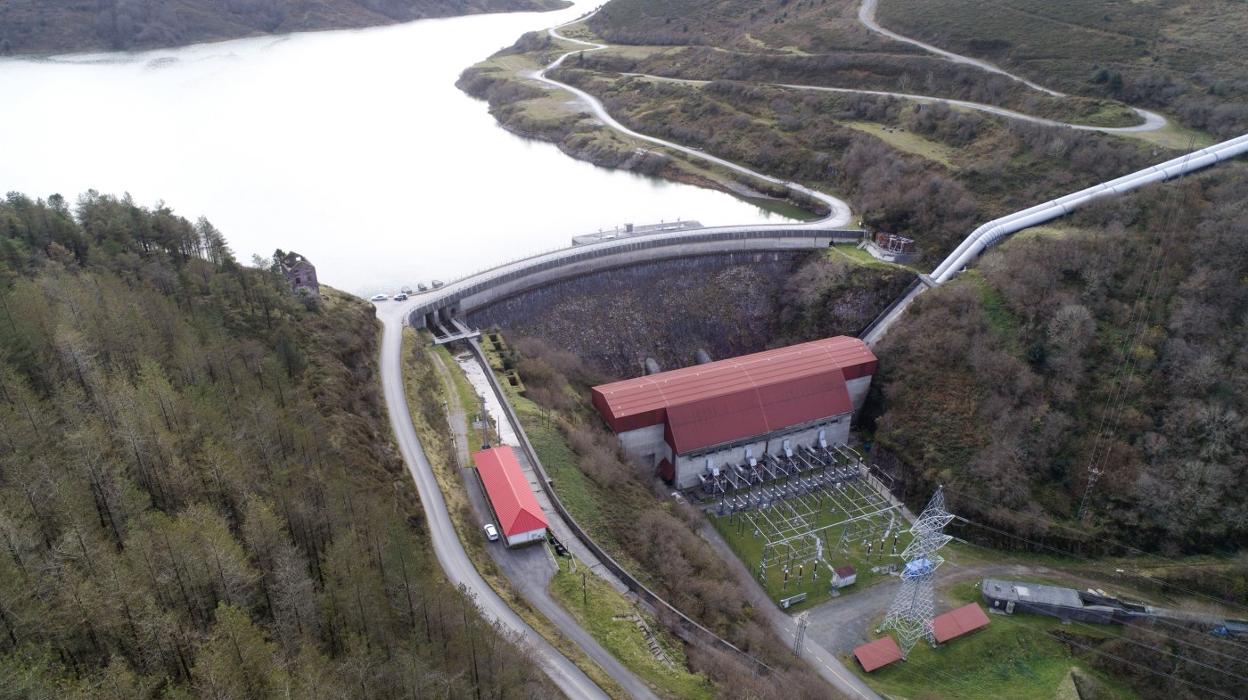 Imagen aérea de la presa del depósito inferior de la central hidroeléctrica de Aguayo. 