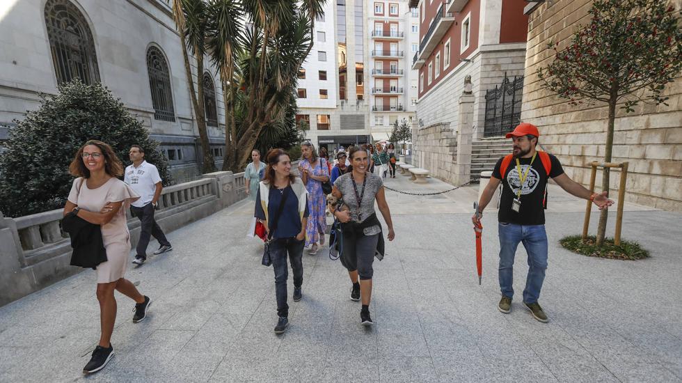 El guía charla con parte del grupo, en la calle del Obispo Juan Plaza García. 