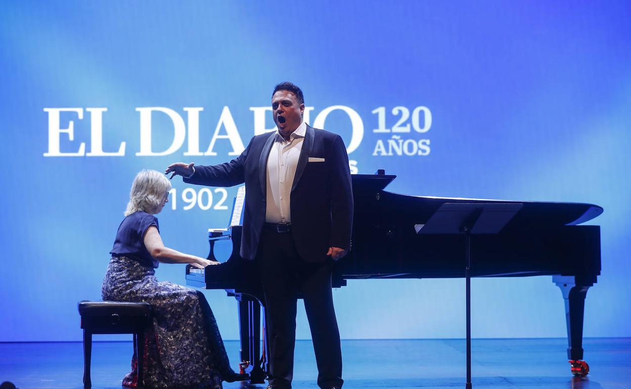 El tenor santanderino Alejandro del Cerro, durante su intervención en la gala. 