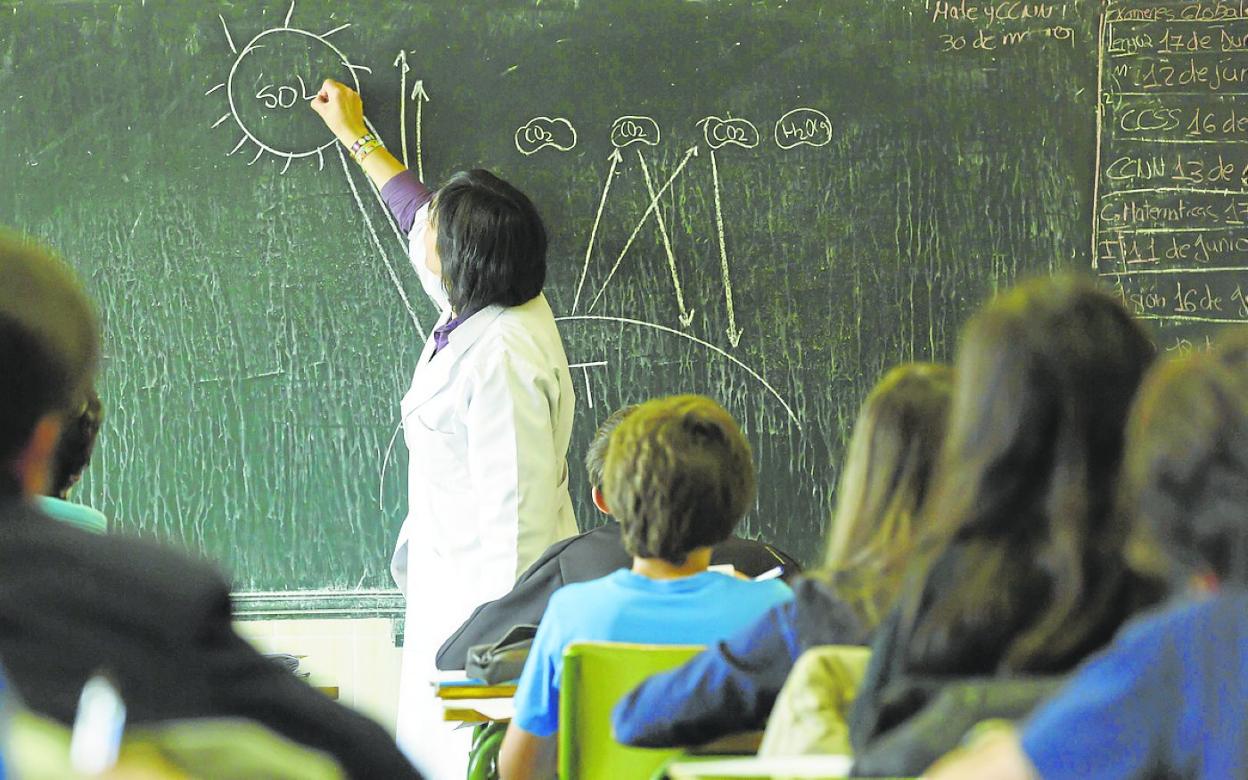 Alumnos de Secundaria atienden a la explicación de una profesora.