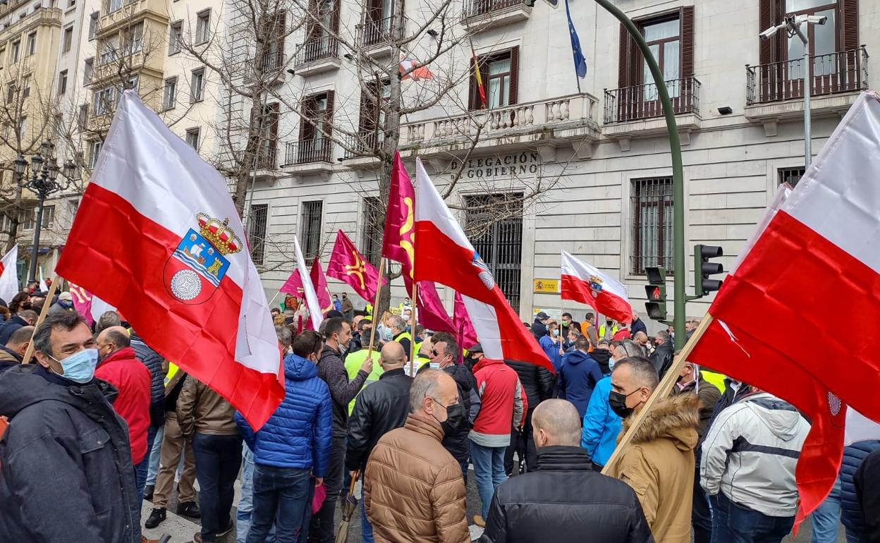 Imagen de archivo de una de las concentraciones frente a la Delegación del Gobierno en Cantabria.