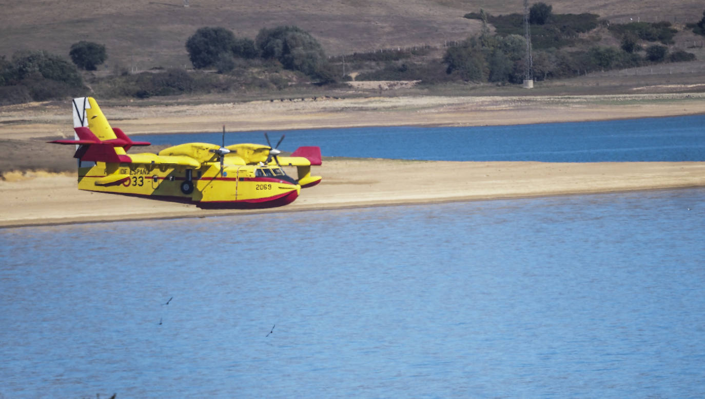 Fotos: Un avión anfibio coge agua en el Pantano del Ebro para combatir los incendios