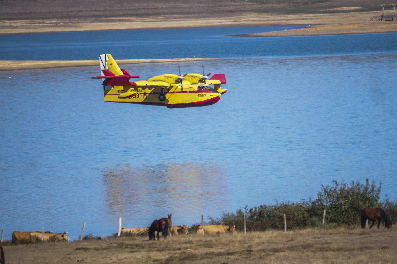 Fotos: Un avión anfibio coge agua en el Pantano del Ebro para combatir los incendios