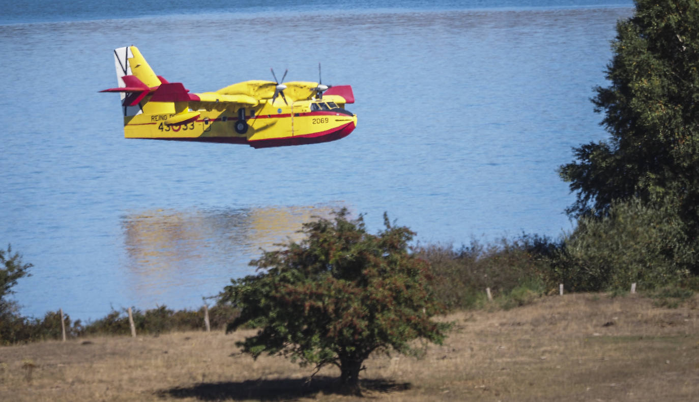 Fotos: Un avión anfibio coge agua en el Pantano del Ebro para combatir los incendios