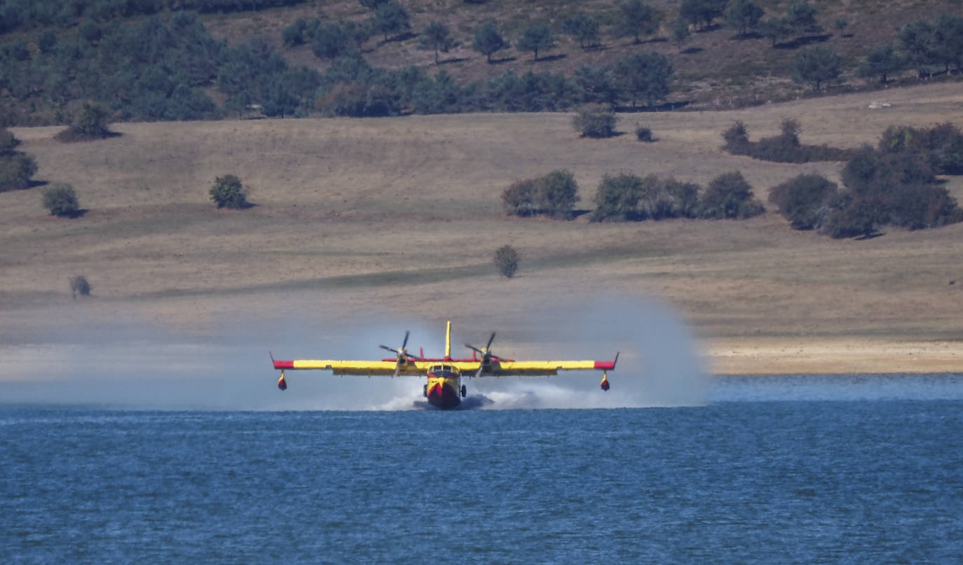 Fotos: Un avión anfibio coge agua en el Pantano del Ebro para combatir los incendios