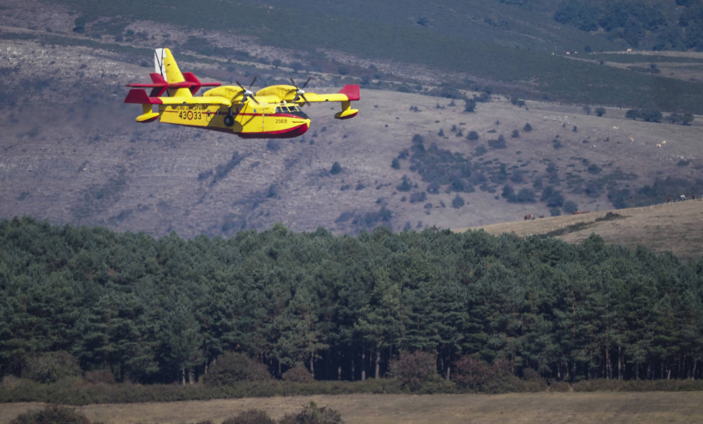 Fotos: Un avión anfibio coge agua en el Pantano del Ebro para combatir los incendios