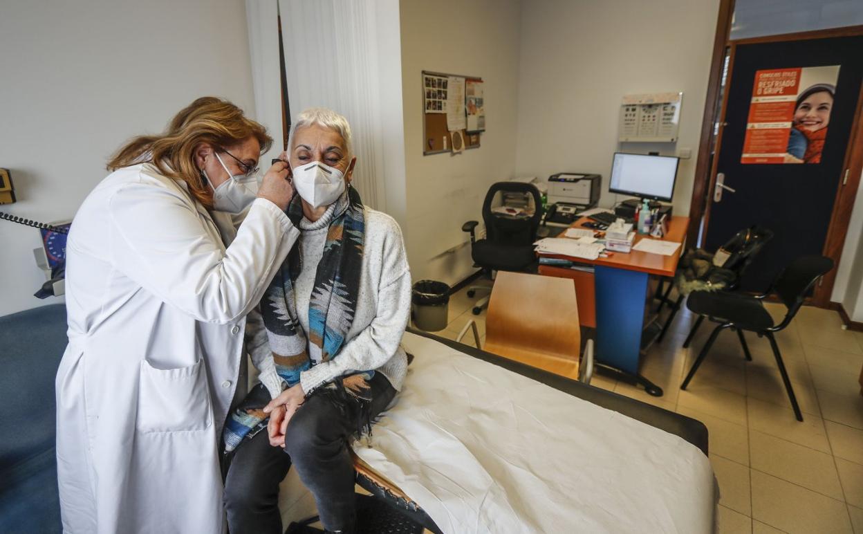 Una médico examina el oído de una paciente en el centro de salud de Puertochico. 