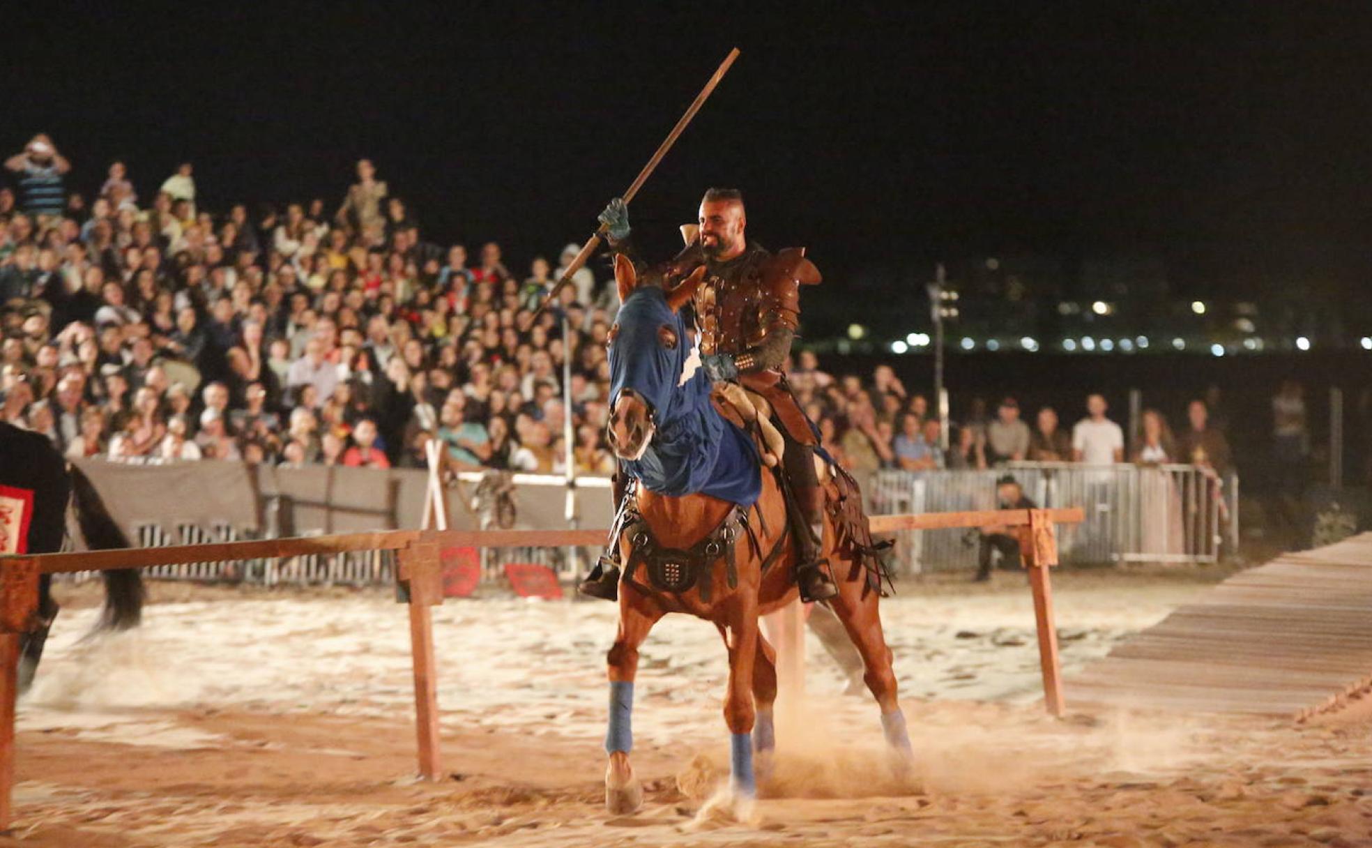 Imagen de archivo de una justa celebrada en 2019, durante los festejos del Desembarco de Carlos V en Laredo.