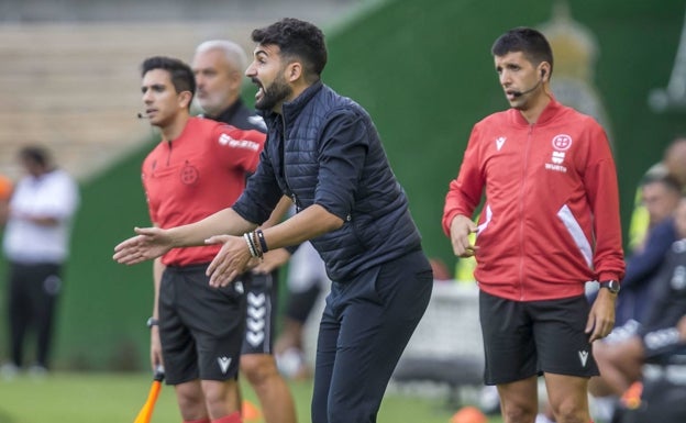 Guillermo Fernández Romo, en el banquillo de los Campos de Sport.