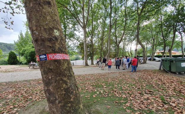 Los vecinos de Mogro muestran el espacio público que desaparecerá con la nueva rotonda