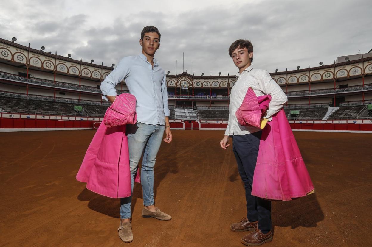 Hugo de Juana y Eduardo Rodríguez, en la plaza de Cuatro Caminos, donde torean esta tarde. 