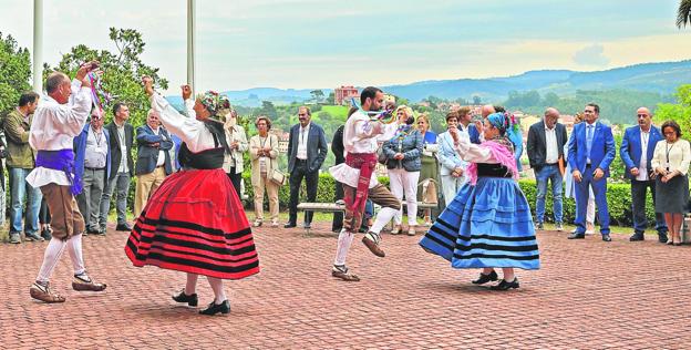 Los representantes de las distintas casas de Cantabria disfrutaron de actuaciones folclóricas en el exterior del Seminario Mayor de Comillas. 