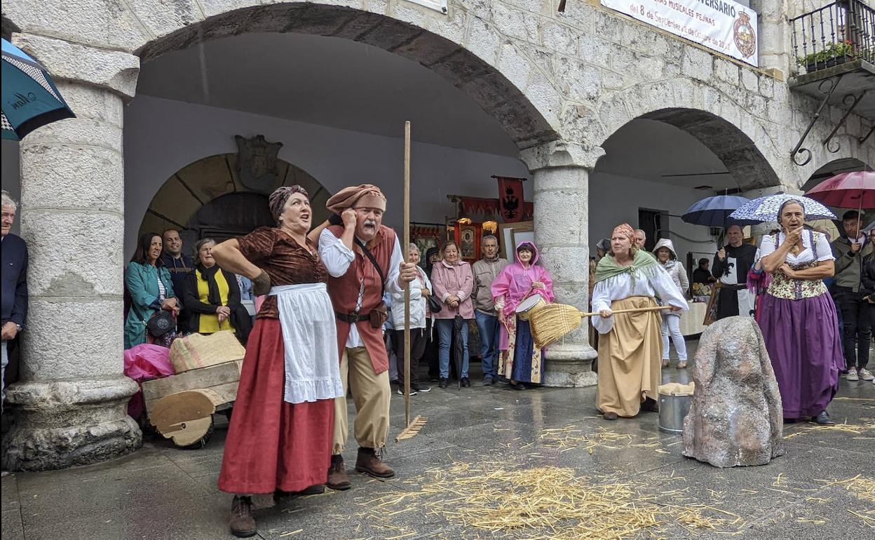 Los miembros de Aldaba Teatro pusieron al mal tiempo buena cara y sacaron carcajadas al público congregado en los soportales del viejo Ayuntamiento. z