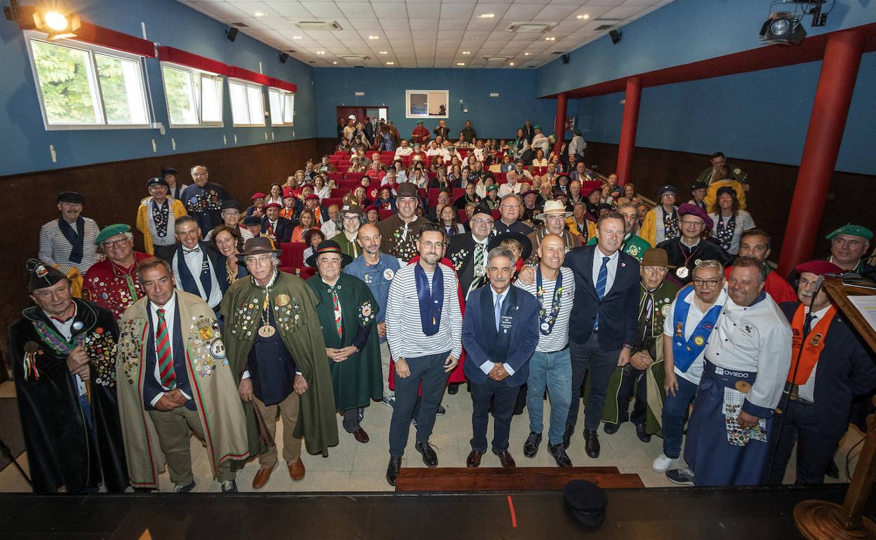 Revilla junto al resto de distinguidos y miembros de la Cofradía en la Casa de Cultura de Colindres 