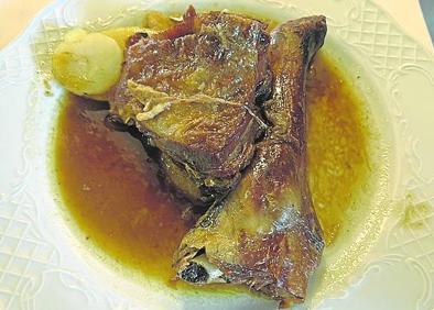 Imagen secundaria 1 - Arriba, merluza rellena de centollo con mouselina. Abajo, lechazo asado con patata panadera; y torrija con frutos rojos y crema de natillas. 