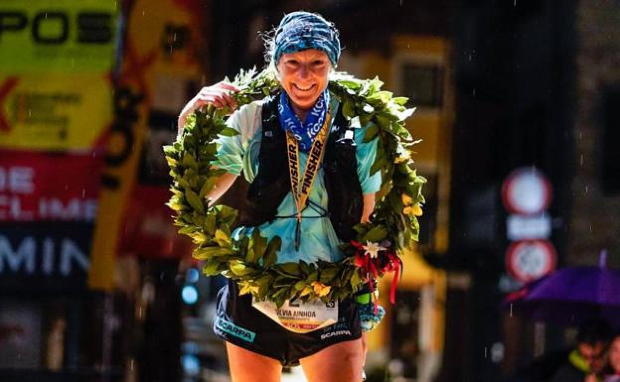 Silvia Trigueros, recién llegada a la meta de Cormayeur. 