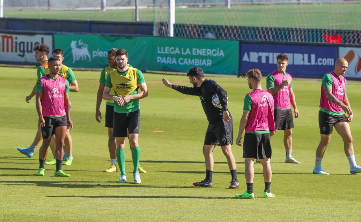 Guillermo Fernández Romo da instrucciones a sus futbolistas durante la sesión del pasado miércoles
