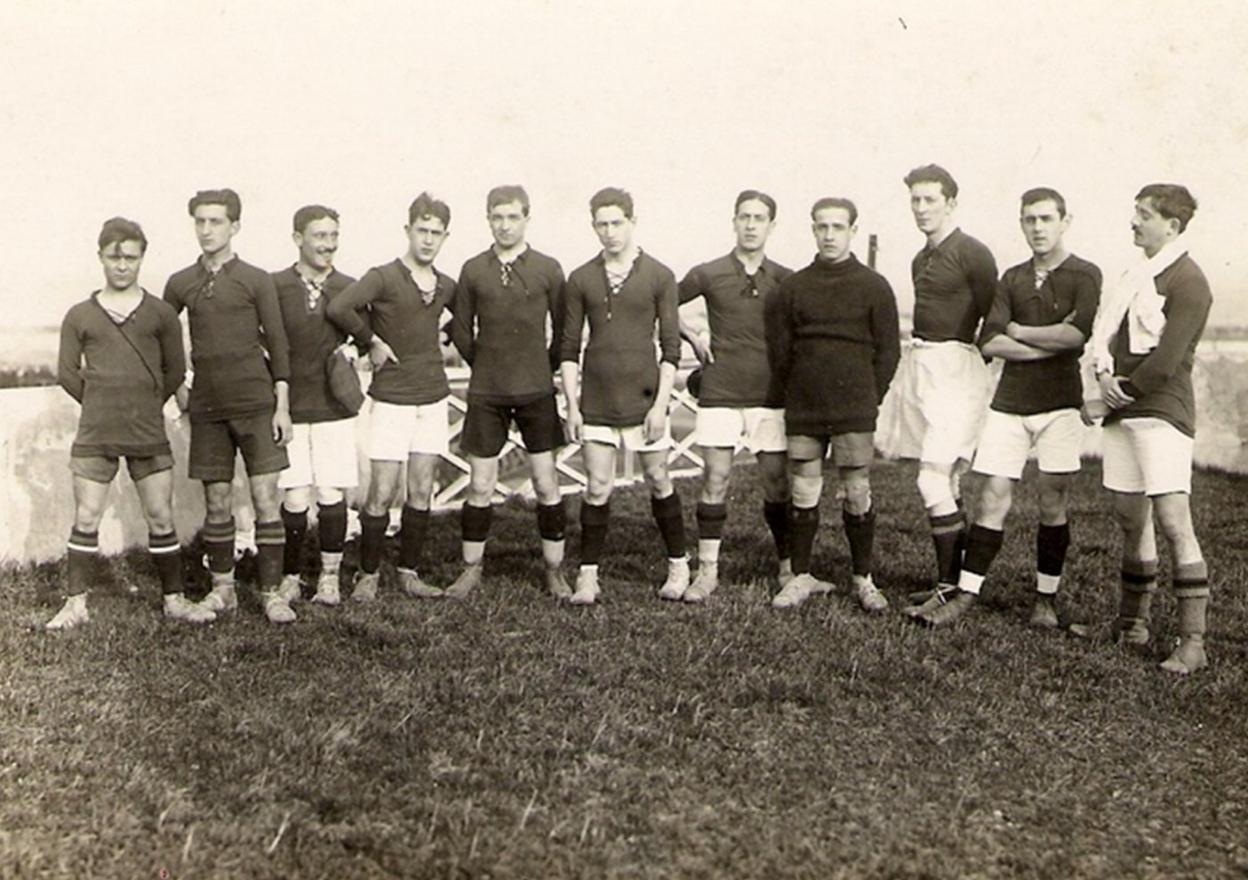 El Racing de 1917 que se proclamó campeón de Cantabria. De izquierda a derecha, Danielín, Miguelín, Oria, Lavín, Tomás Agüero, Rasero, Roberto Álvarez, Luis Álvarez, Pacomio, Iruretagoyena y Salinas.