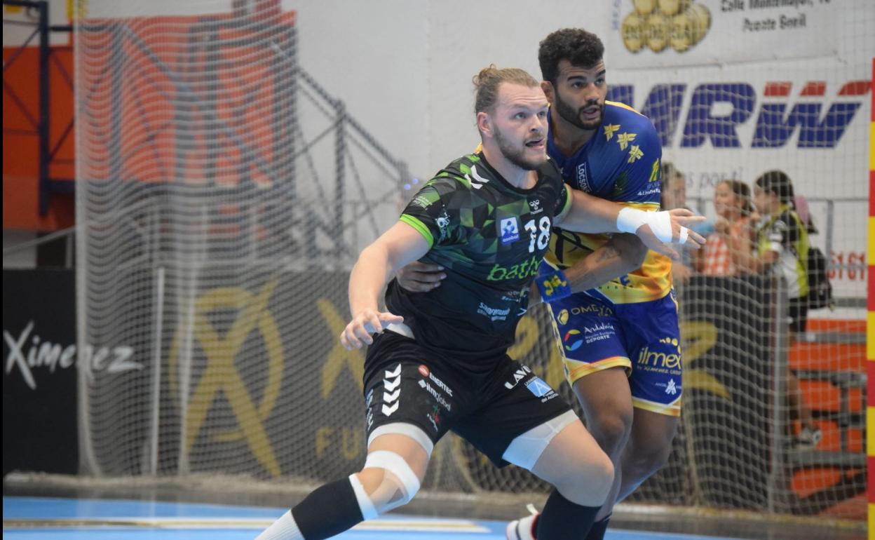 Dani Ramos, pivote del Bathco, durante el partido ante Puente Genil. 