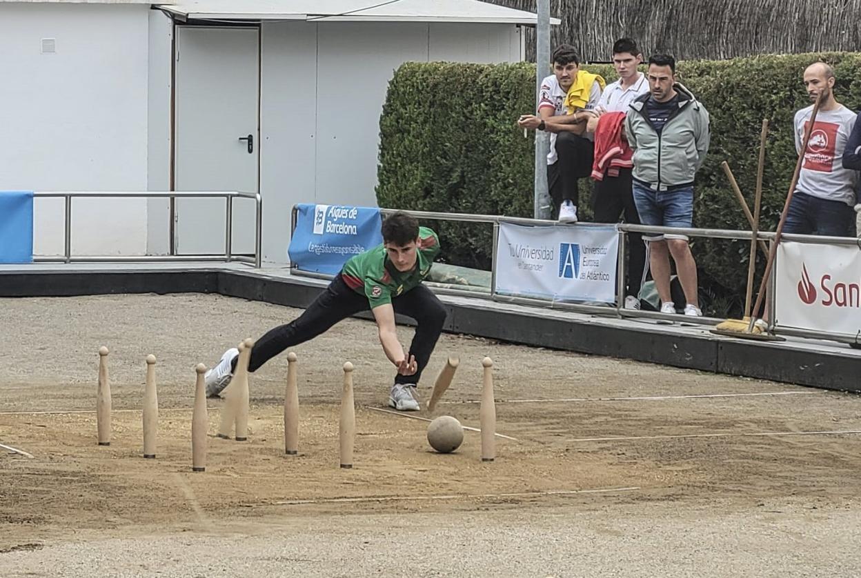 Mario Pelllón birla una de las bolas de su concurso durante la mañana de ayer en Barcelona. 
