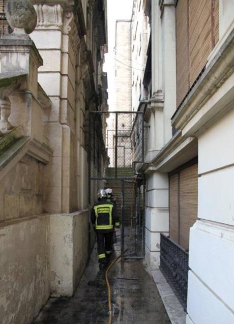 Imagen - Vista de las fachadas este de la Biblioteca y oeste del MAS el día del incendio, 20 noviembre de 2017, a las 10.34h. «Se observa que las fachadas de los edificios están completamente secas». 