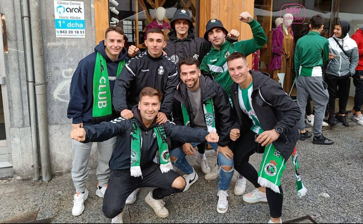 Un grupo de aficionados cántabros, esta mañana en Eibar