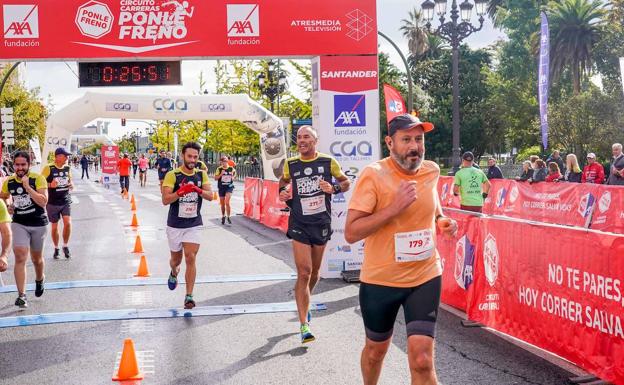 Imagen principal - Casi mil personas participan en la carrera &#039;Ponle freno&#039; en Santander, en favor de las víctimas de accidentes de tráfico