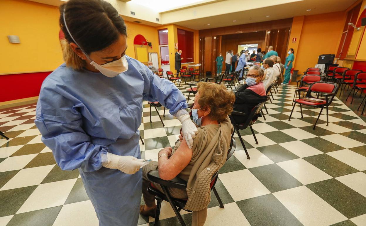 La nueva campaña de vacunación vuelve a iniciarse atendiendo a la población más vulnerable frente al coronavirus. 