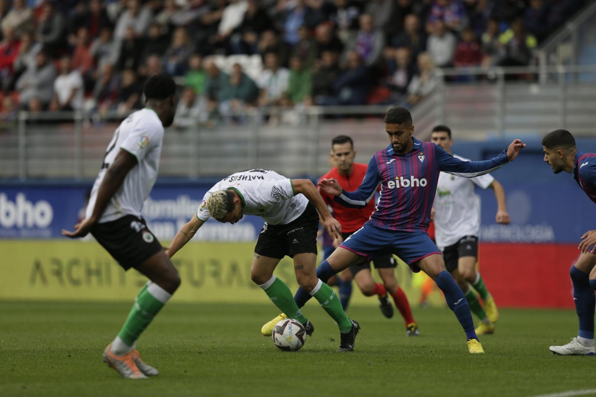 Matheus Aiás se desequilibra mientras conduce el balón ayer en Eibar. Gassama, a la izquierda le apoya en la jugada. 