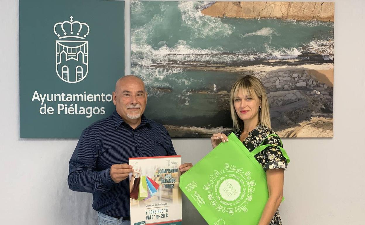 El concejal de Comercio, Alfredo Rodríguez, y la alcaldesa de Piélagos, Verónica Samperio, durante la presentación de la campaña. 