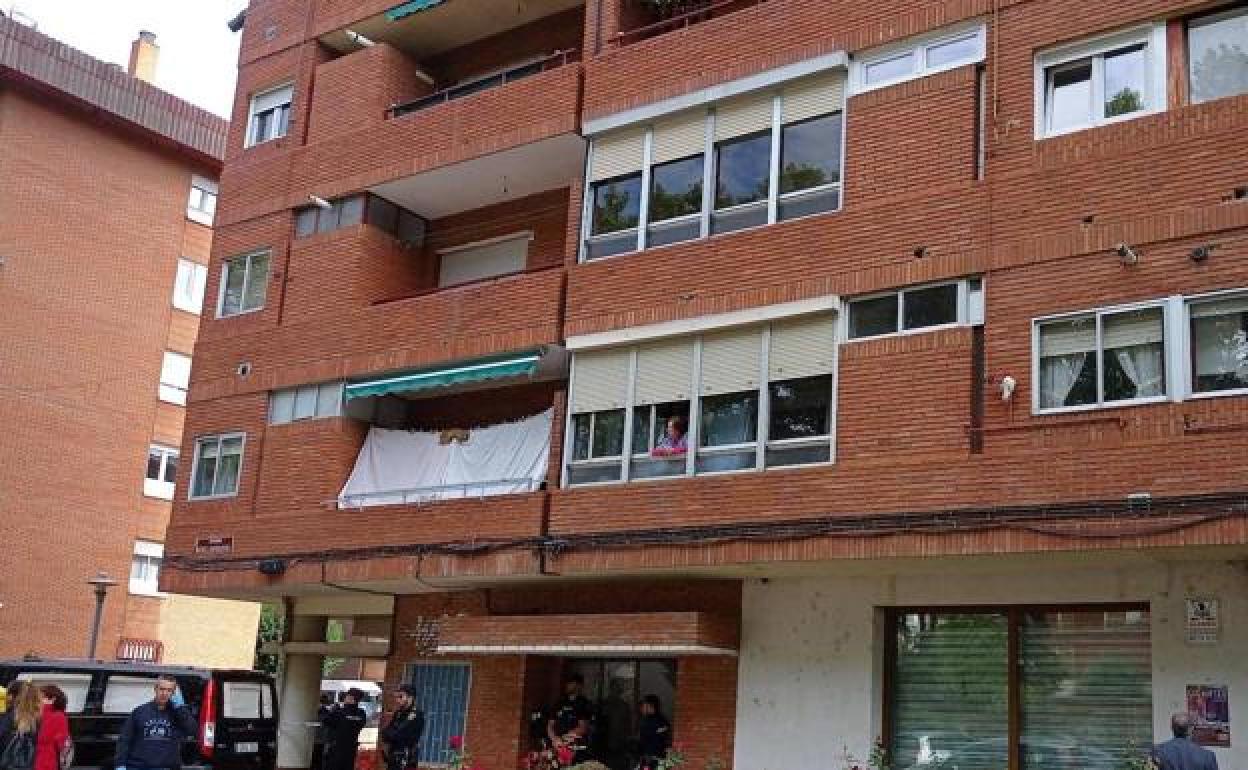 Edificio de la avenida de Reyes Católicos donde ha aparecido el cadáver de la mujer.