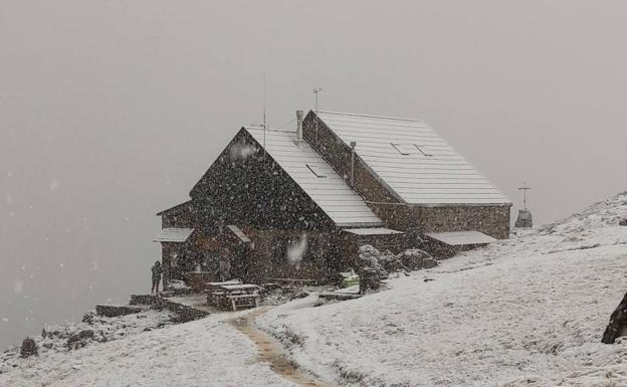 Primera nevada del otoño en el Refugio de Collado Jermoso. 