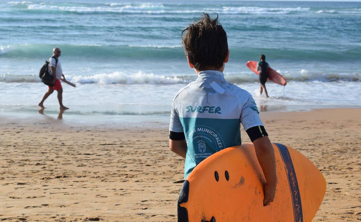 Los jóvenes tuvieron oportunidad de disfrutar de la playa de Valdearenas practicando su deporte favorito. 