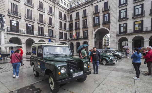 Imagen principal - Del Renault 4L al Citroën 3 CV, los clásicos de la Guardia Civil se exponen en La Porticada