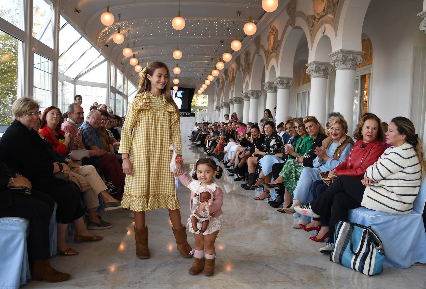 La firma gallega de moda infantil 'La Martinica' fue la encargada de inaugurar los desfiles en el Hotel Real, en los que también participaron la creadora asturiana Elisa Álvarez ('Cyrana') y las cántabras Ana Cuevas ('Ana Ikigai') y Zoa Madrazo ('My Closet')