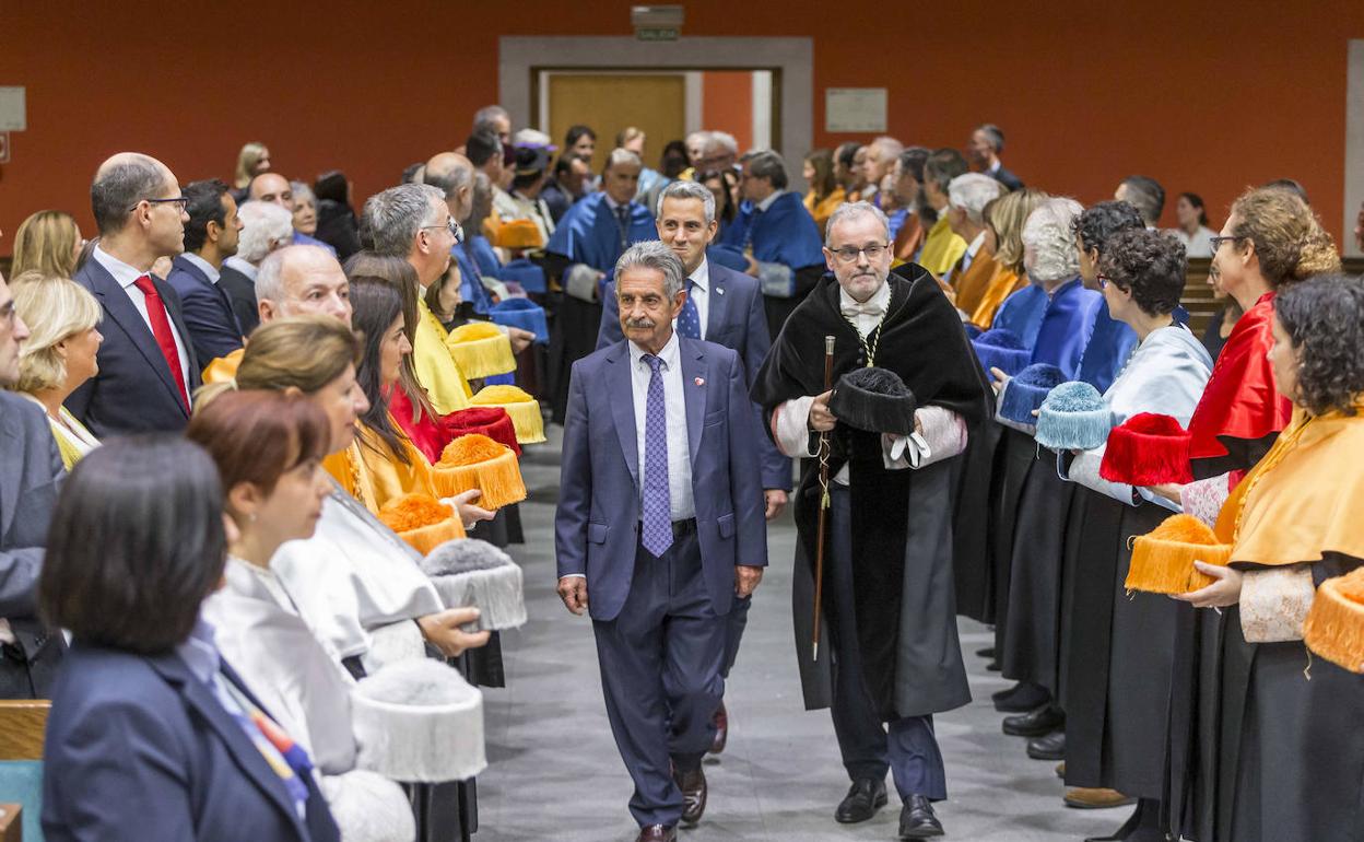 Miguel Ángel Revilla y Ángel Pazos, a su entrada en el Paraninfo de la UC. En segundo término, Pablo Zuloaga.