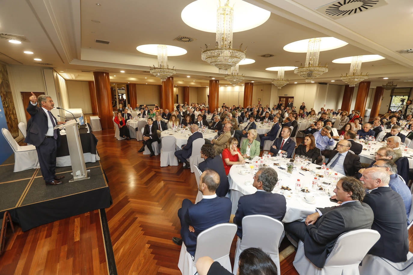 Miguel Ángel Revilla impartió la conferencia 'Combatiendo el pesimismo' en el Foro Económico de El Diario Montañés