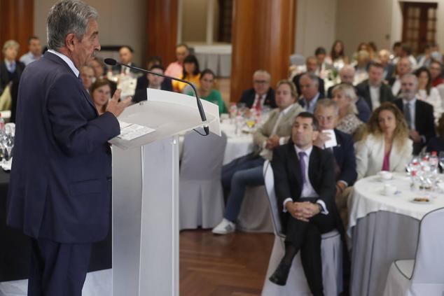 Miguel Ángel Revilla impartió la conferencia 'Combatiendo el pesimismo' en el Foro Económico de El Diario Montañés