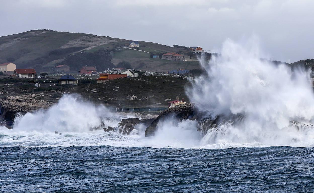 El temporal debaja hoy grandes olas en Suances