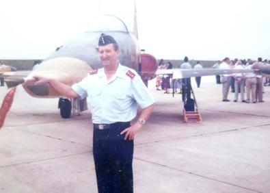 Imagen secundaria 1 - Guillermo Fernández vestido con uniforme de suboficial; ante un avión, con las estrellas de capitán en el uniforme; y celebrando su 101 cumpleaños.