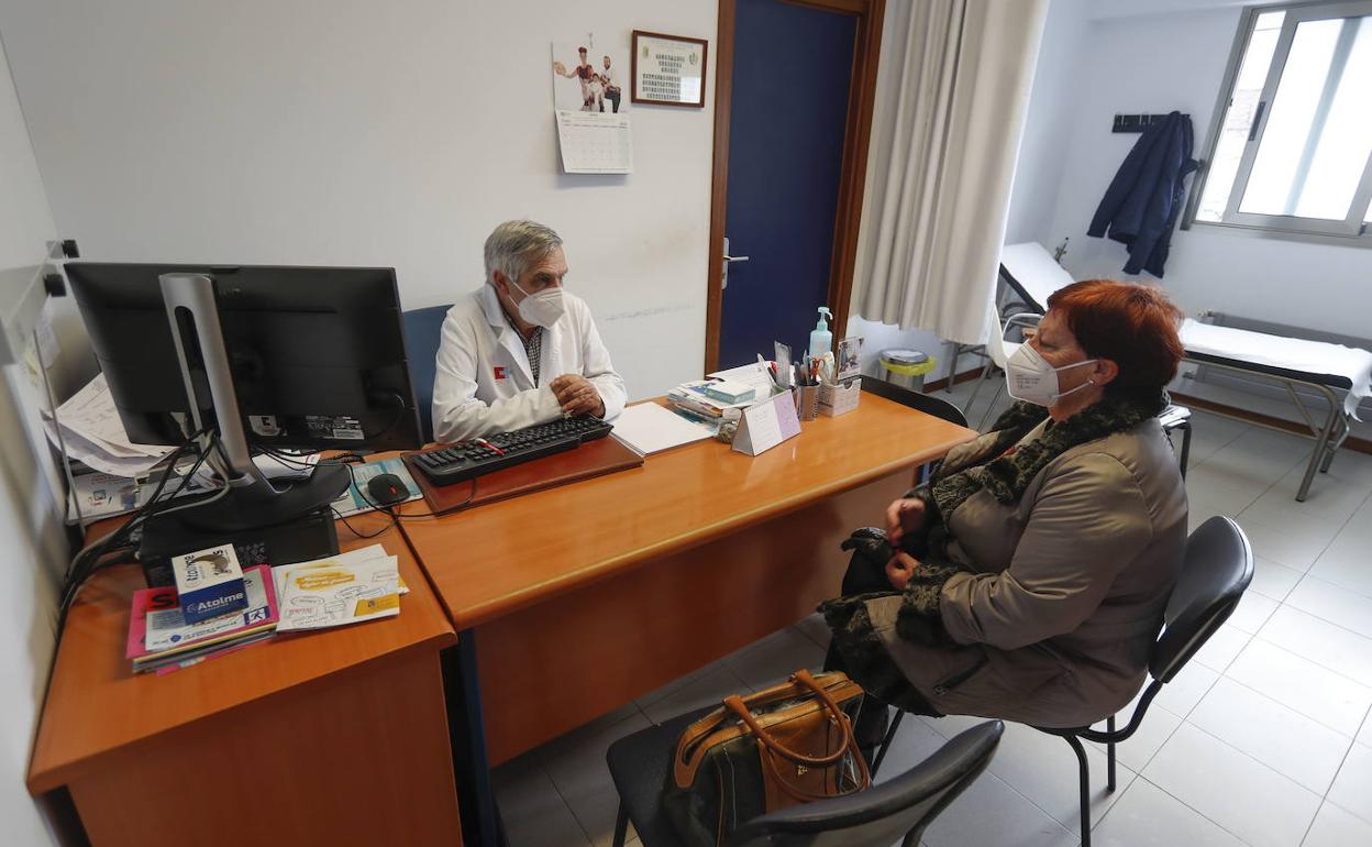 Un médico atiende a una paciente en el centro de salud de Puertochico, durante la pandemia.