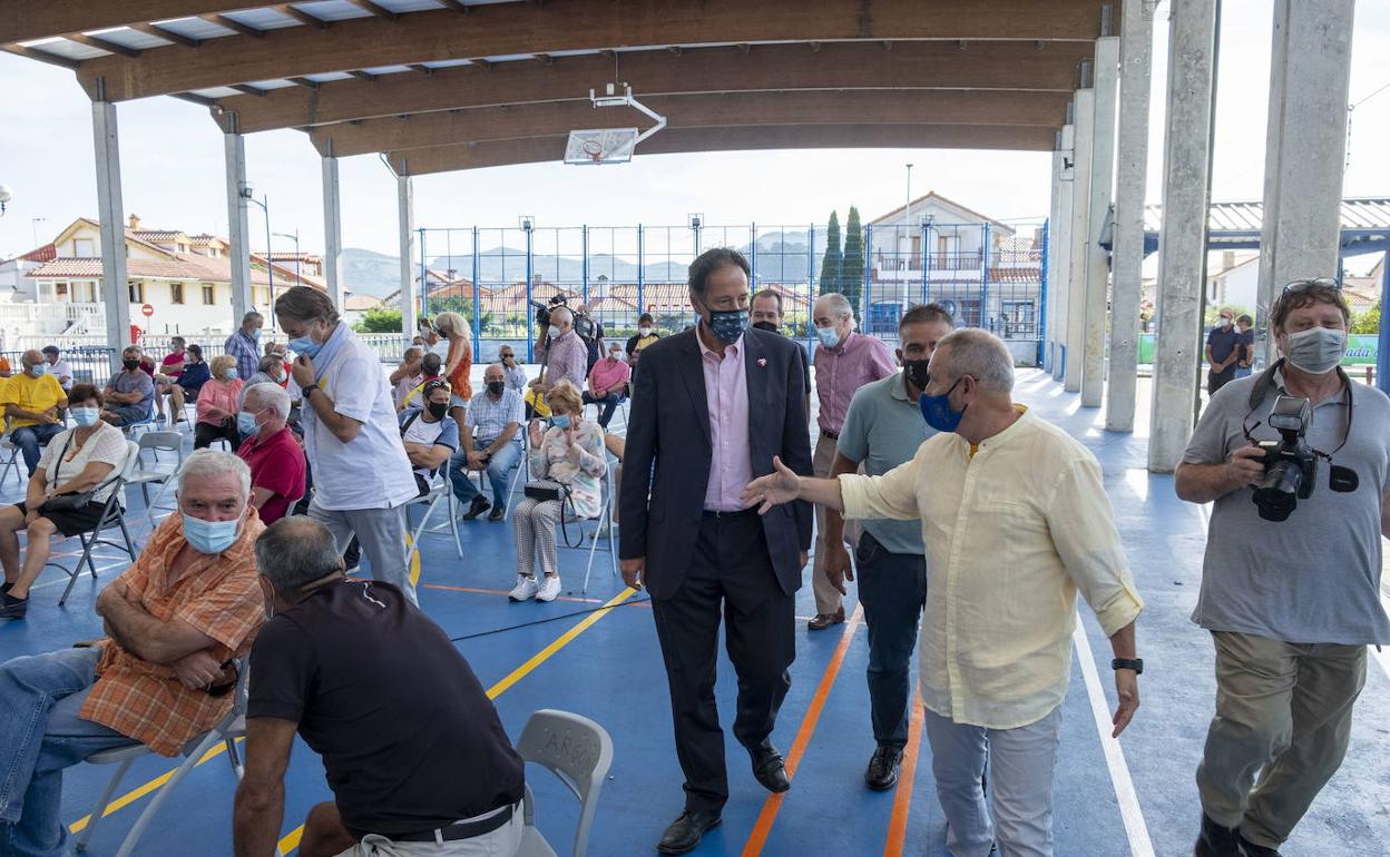 José Luis Gochicoa, en un acto convocado por la Asociación de Maltratados por la Administración (AMA), en la pista polideportiva de Argoños.