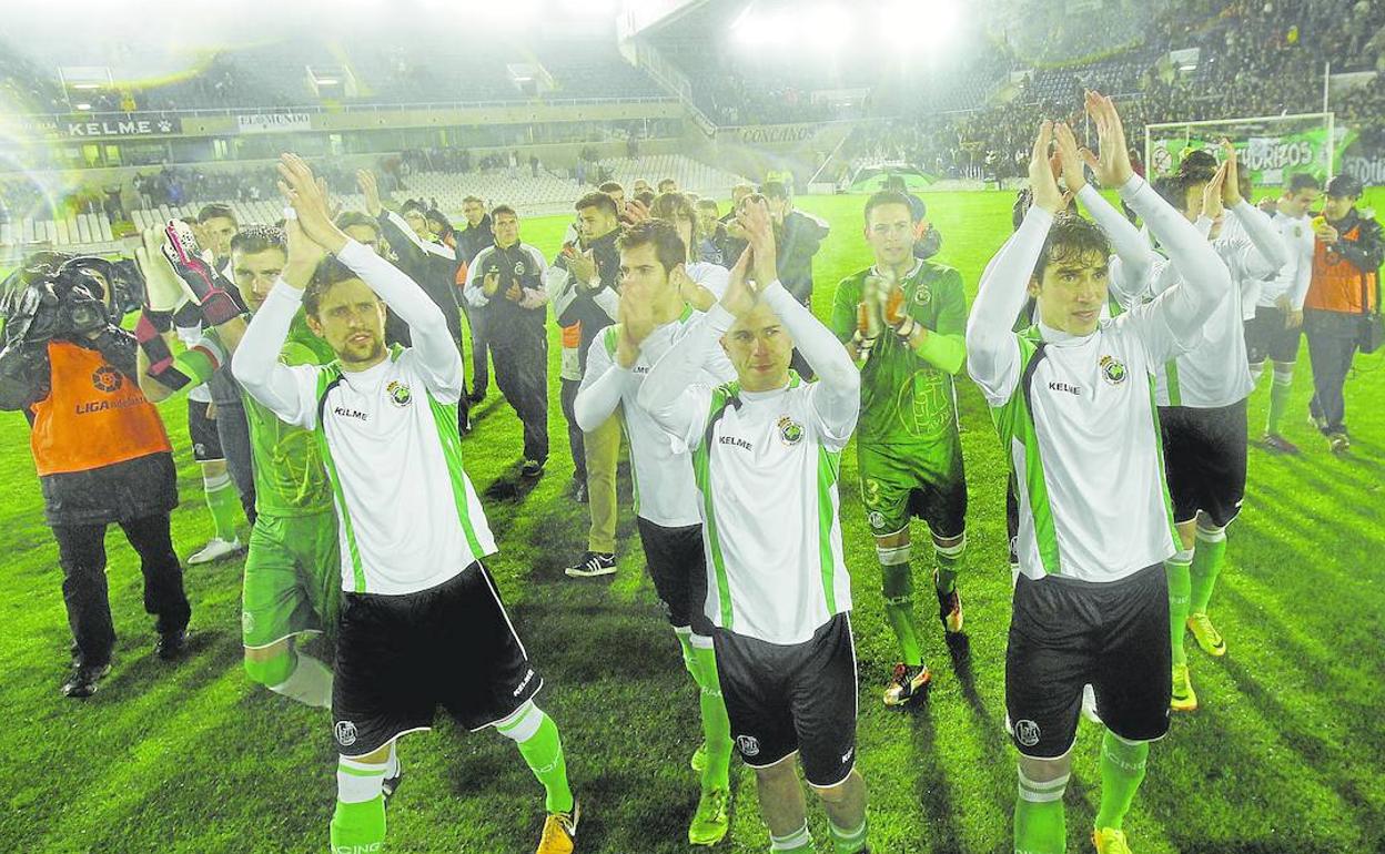 Momento del plante de los futbolistas contra Ángel 'Harry' Lavín.