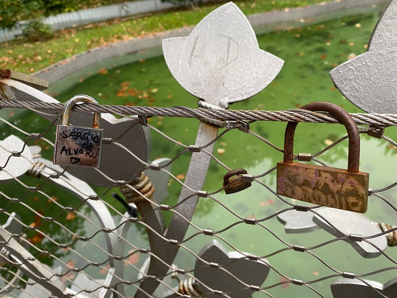 Fotos: Los enamorados también tienen su puente en Santander: casi 300 candados y dedicatorias de amor