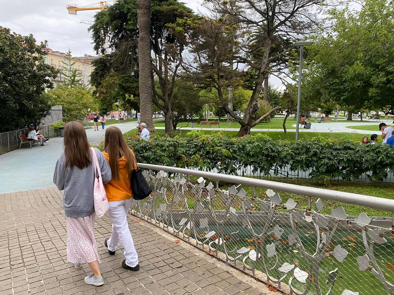 Fotos: Los enamorados también tienen su puente en Santander: casi 300 candados y dedicatorias de amor