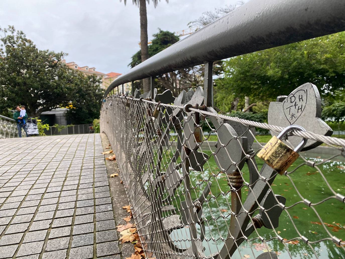 Fotos: Los enamorados también tienen su puente en Santander: casi 300 candados y dedicatorias de amor