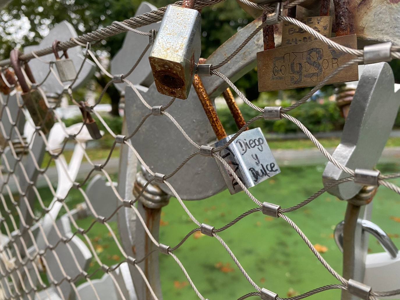 Fotos: Los enamorados también tienen su puente en Santander: casi 300 candados y dedicatorias de amor