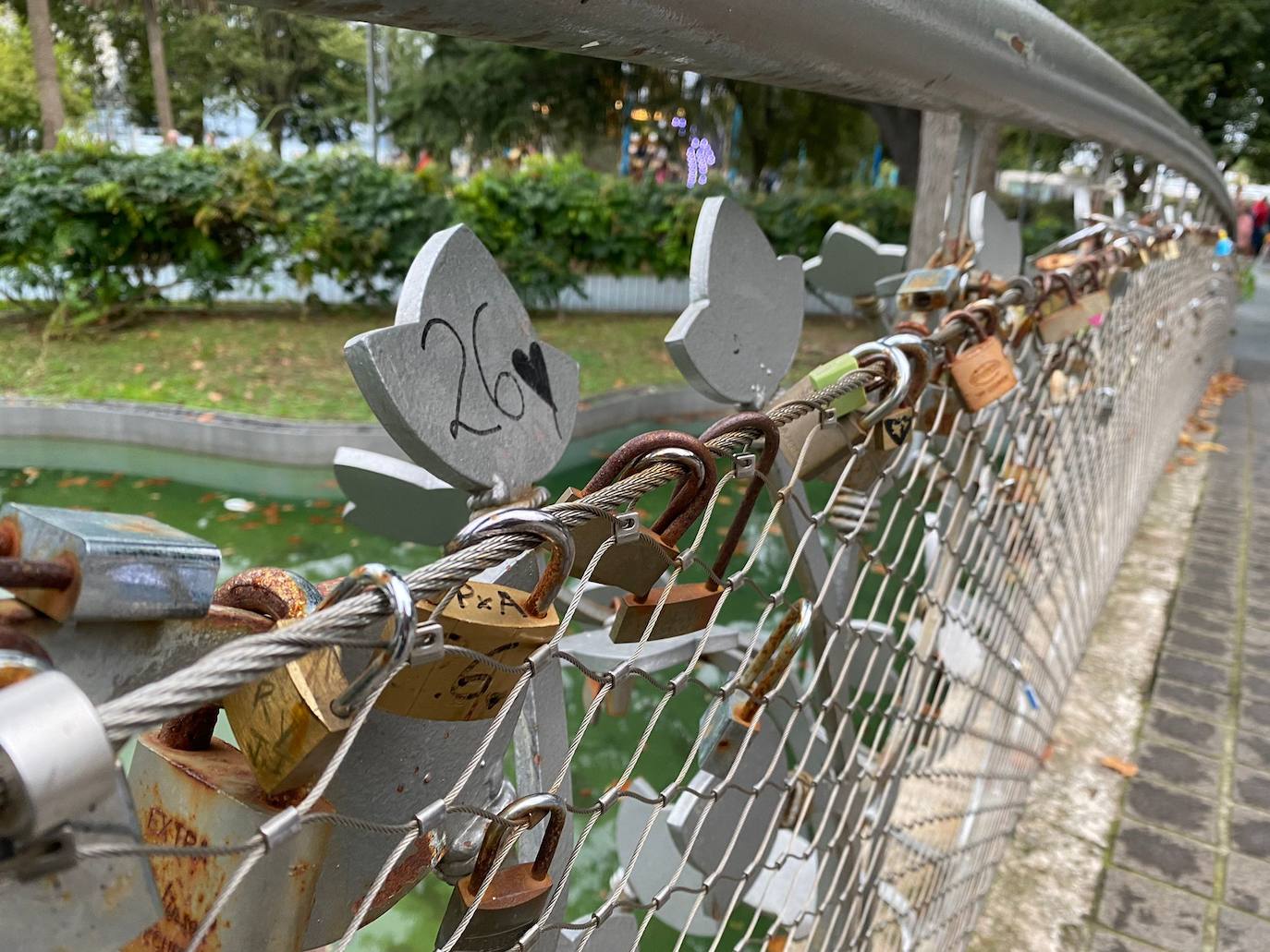 Fotos: Los enamorados también tienen su puente en Santander: casi 300 candados y dedicatorias de amor